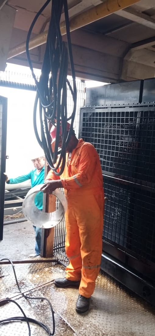 Técnico trabajando con cables